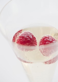 Raspberries in champagne. Photographe : Jamie Grill