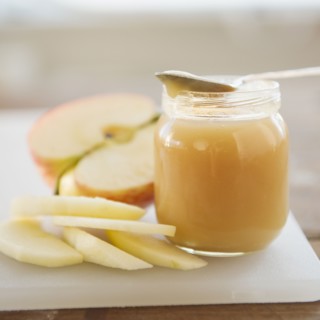 Jar of apple sauce. Photographe : Jamie Grill