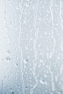 Drops of rain on window. Photographe : Jamie Grill