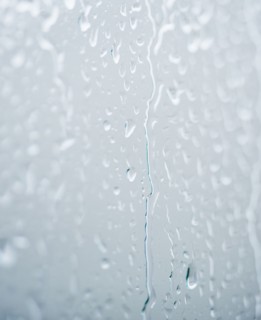 Drops of rain on window. Photographe : Jamie Grill