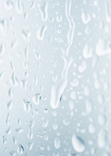 Drops of rain on window. Photographe : Jamie Grill
