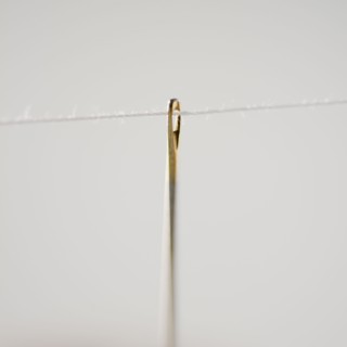 Threaded needle. Photographe : Jamie Grill