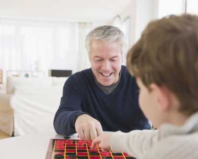 Father and son playing checkers. Photographe : Jamie Grill