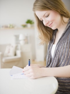 Woman writing a letter. Photographe : Jamie Grill