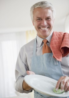 Father washing dishes. Photographe : Jamie Grill