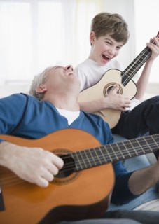 Father and son playing guitars. Photographe : Jamie Grill