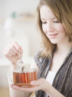 Woman making tea. Photographe : Jamie Grill