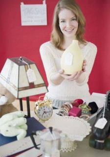 Woman at thrift sale. Photographe : Jamie Grill