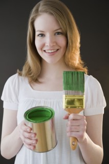 Woman holding green paint. Photographe : Jamie Grill