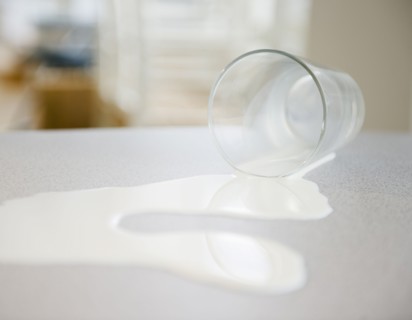 Spilt glass of milk. Photographe : Jamie Grill