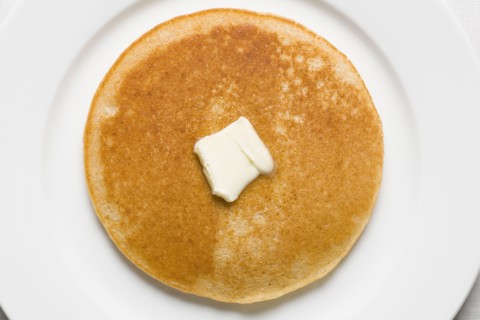 Pancake and butter on plate. Photographe : Kristin Lee