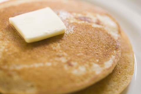 Pancakes and butter on plate. Photographe : Kristin Lee