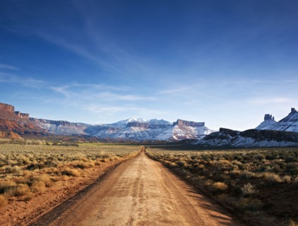 Desolate road through the desert. Photographe : John Kelly