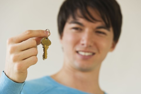Man holding keys. Photographe : Daniel Grill