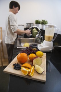 Man making smoothie. Photographe : Daniel Grill