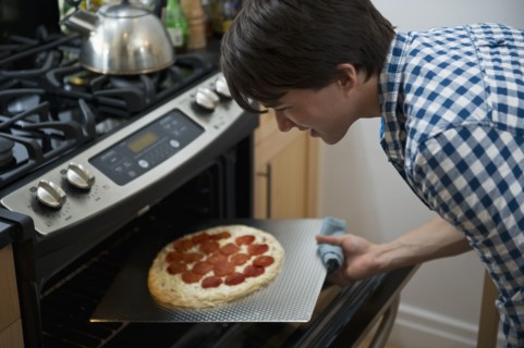 Man cooking pizza. Photographe : Daniel Grill