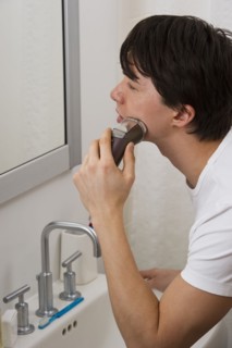 Man shaving. Photographe : Daniel Grill