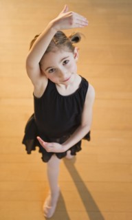 Young girl at ballet class. Photographe : Daniel Grill