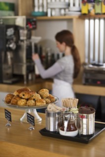 Woman working in coffee shop. Photographe : Daniel Grill