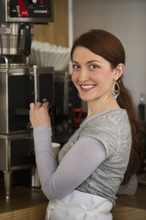 Woman preparing coffee in coffee shop. Photographe : Daniel Grill