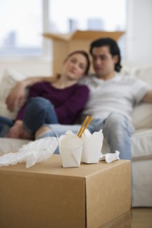 Couple relaxing on couch. Photographe : Daniel Grill
