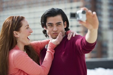 Man taking self portrait. Photographe : Daniel Grill