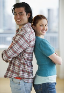 Couple standing back to back. Photographe : Daniel Grill