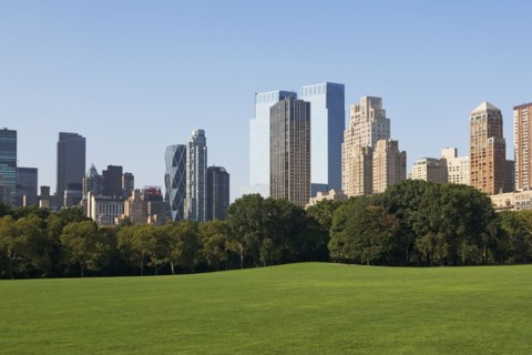 Lawn in front of high rise buildings. Photographe : fotog