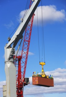 Crane lifting shipping container. Photographe : fotog