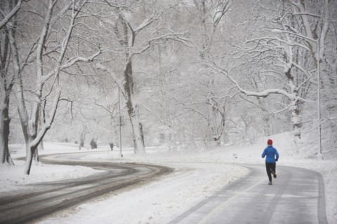 Jogger on snowy road. Photographe : fotog