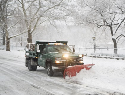 Snow plow truck clearing road. Photographe : fotog