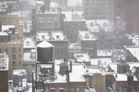 Urban rooftops in winter. Photographe : fotog