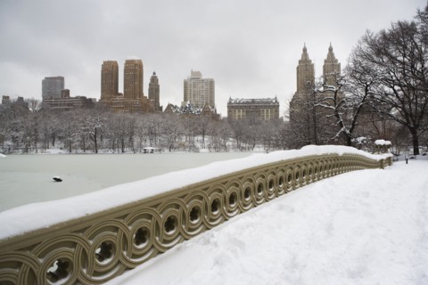 Snow covered bridge. Photographe : fotog