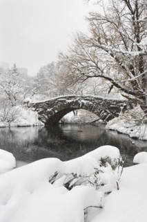 Lake and bridge in winter. Photographe : fotog