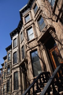 Low angle view of townhouse. Photographe : fotog