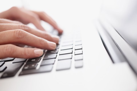 Fingers typing on keyboard. Photographe : momentimages
