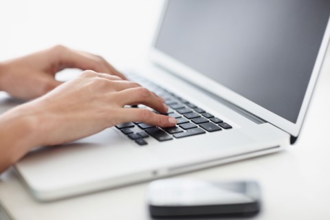 Fingers typing on keyboard. Photographe : momentimages