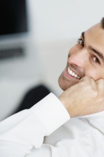 Businessman talking on phone. Photographe : momentimages