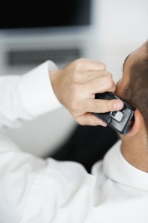 Businessman talking on phone. Photographe : momentimages