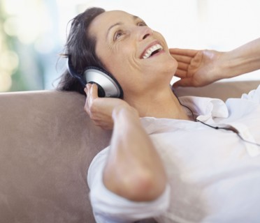 Woman listening to music on headphones. Photographe : momentimages