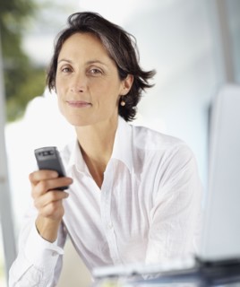Woman texting. Photographe : momentimages