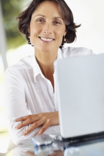 Woman working on laptop. Photographe : momentimages