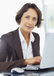 Businesswoman working on laptop. Photographe : momentimages