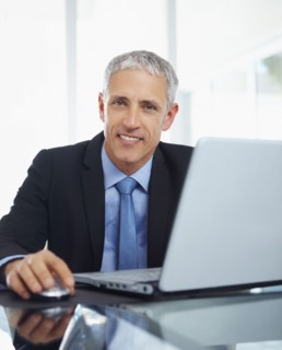 Businessman working on laptop. Photographe : momentimages