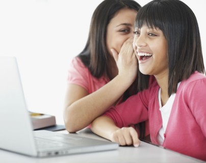 Students whispering classroom. Photographe : momentimages