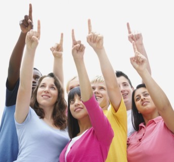Group of friends pointing up. Photographe : momentimages