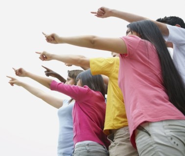 Group of friends pointing. Photographe : momentimages
