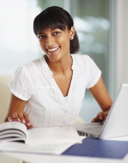 Young girl doing homework. Photographe : momentimages