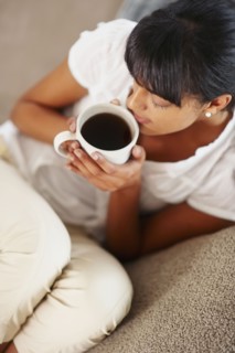 Young woman drinking coffee. Photographe : momentimages