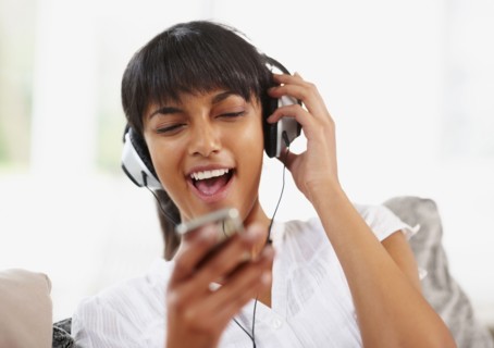 Young woman listening to music. Photographe : momentimages